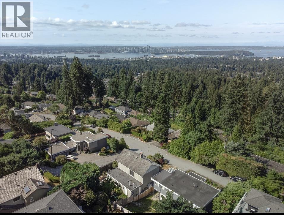 442 MONTERAY AVENUE, North Vancouver