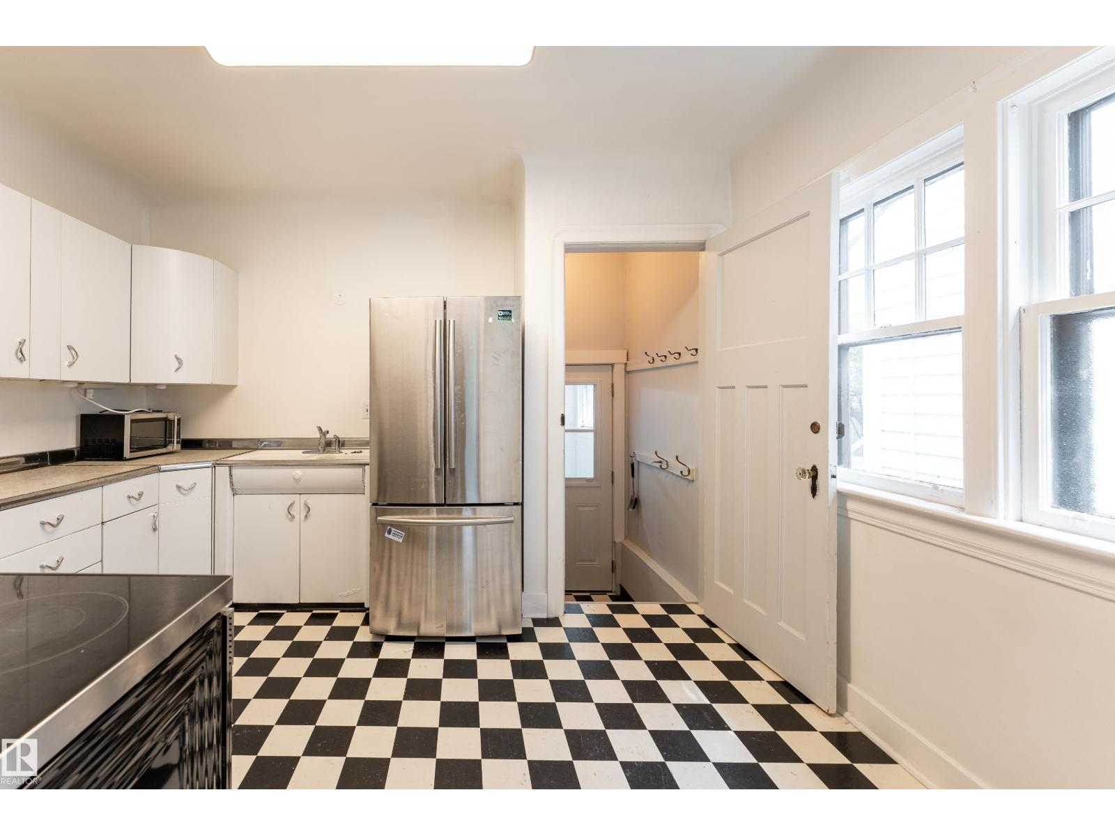 11112 81 AV NW - 10