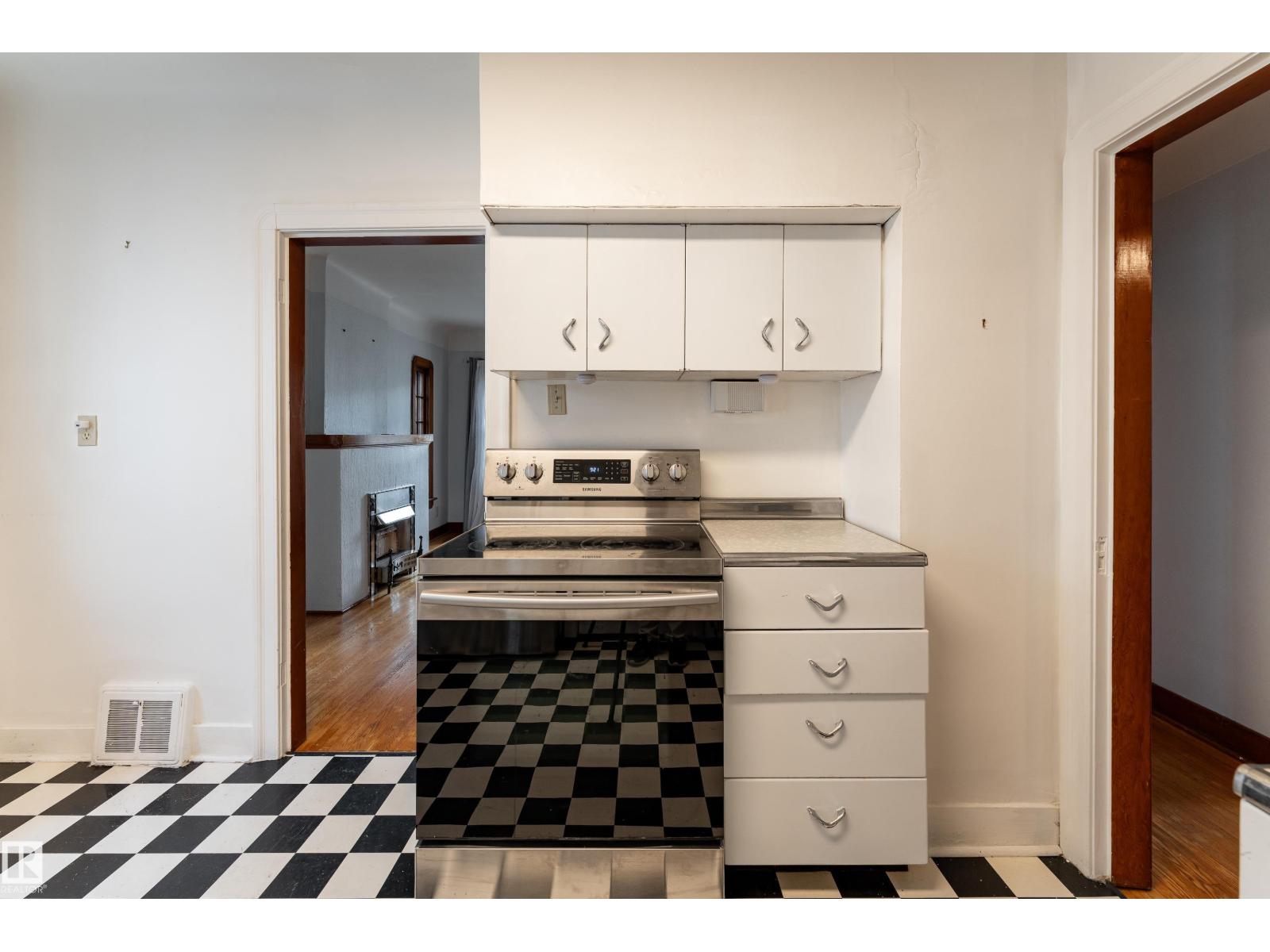 11112 81 AV NW - 12