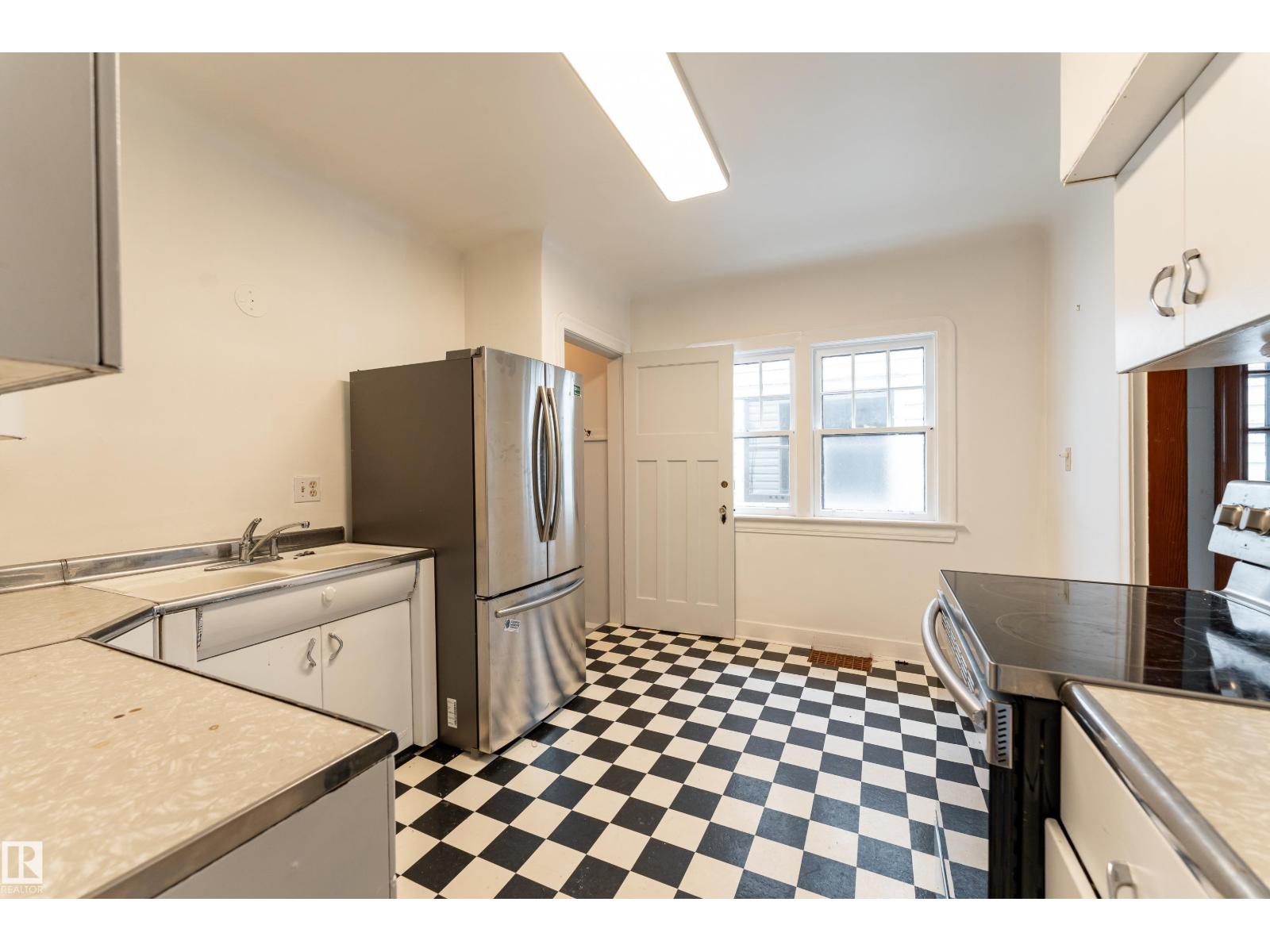 11112 81 AV NW - 15