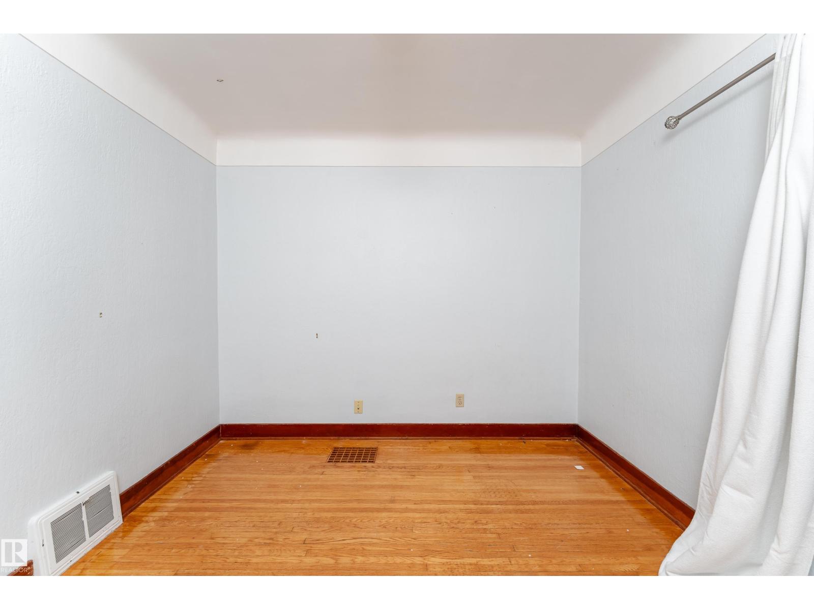 11112 81 AV NW - 17