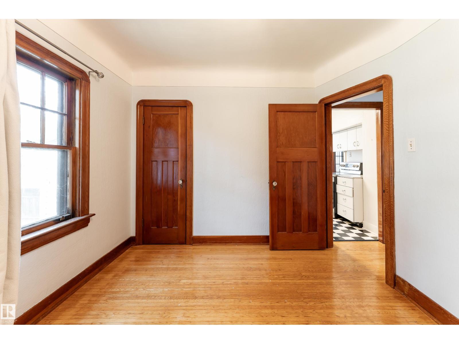 11112 81 AV NW - 18