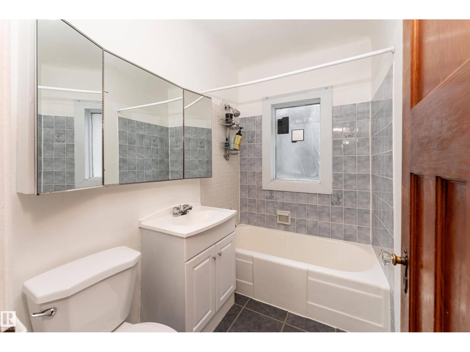 11112 81 AV NW - 19