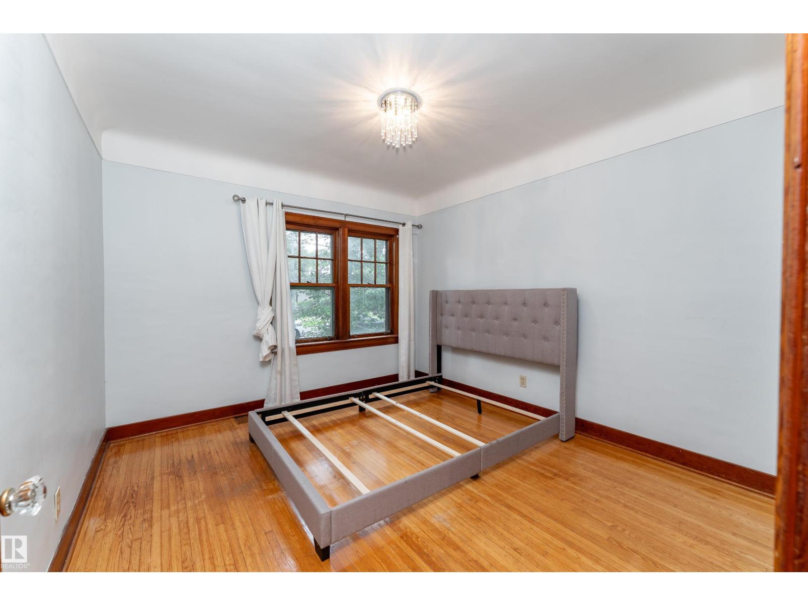 11112 81 AV NW - 20