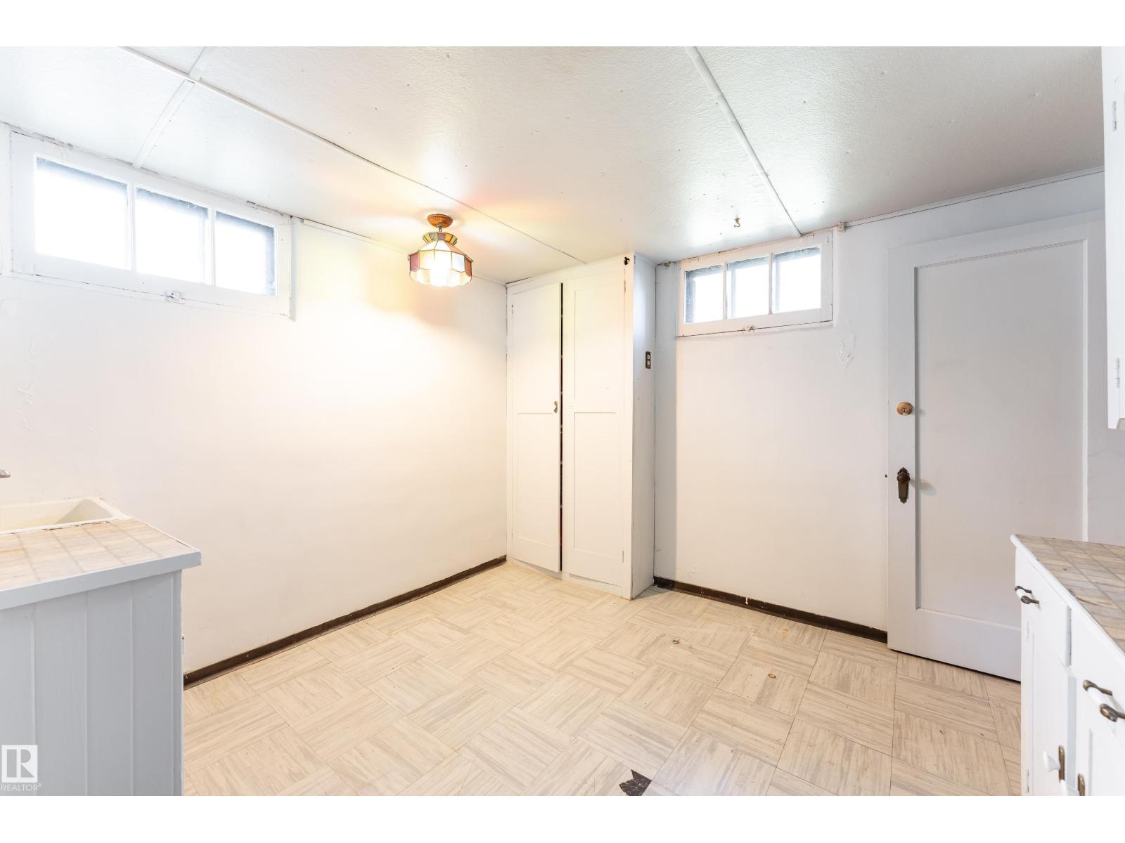 11112 81 AV NW - 23