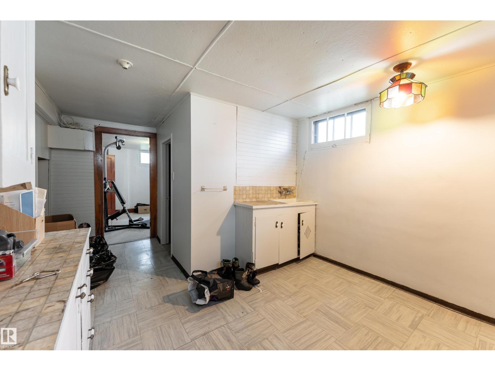 11112 81 AV NW - 24