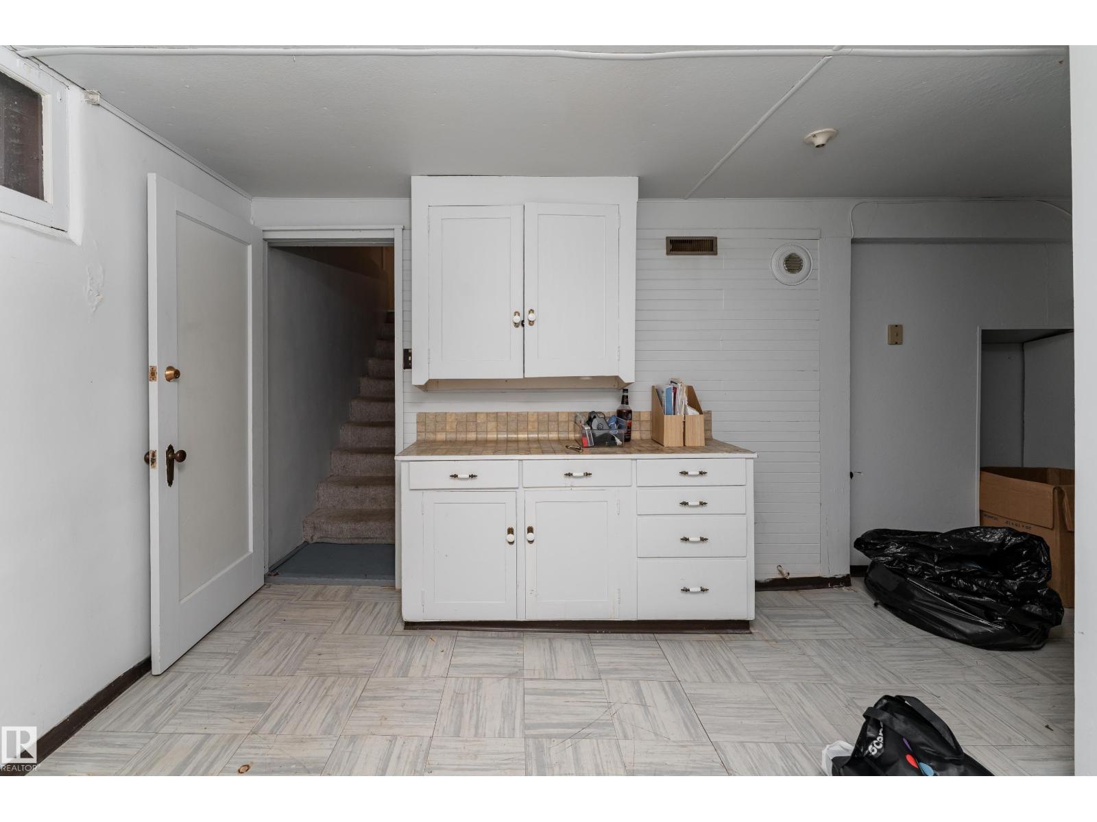 11112 81 AV NW - 25