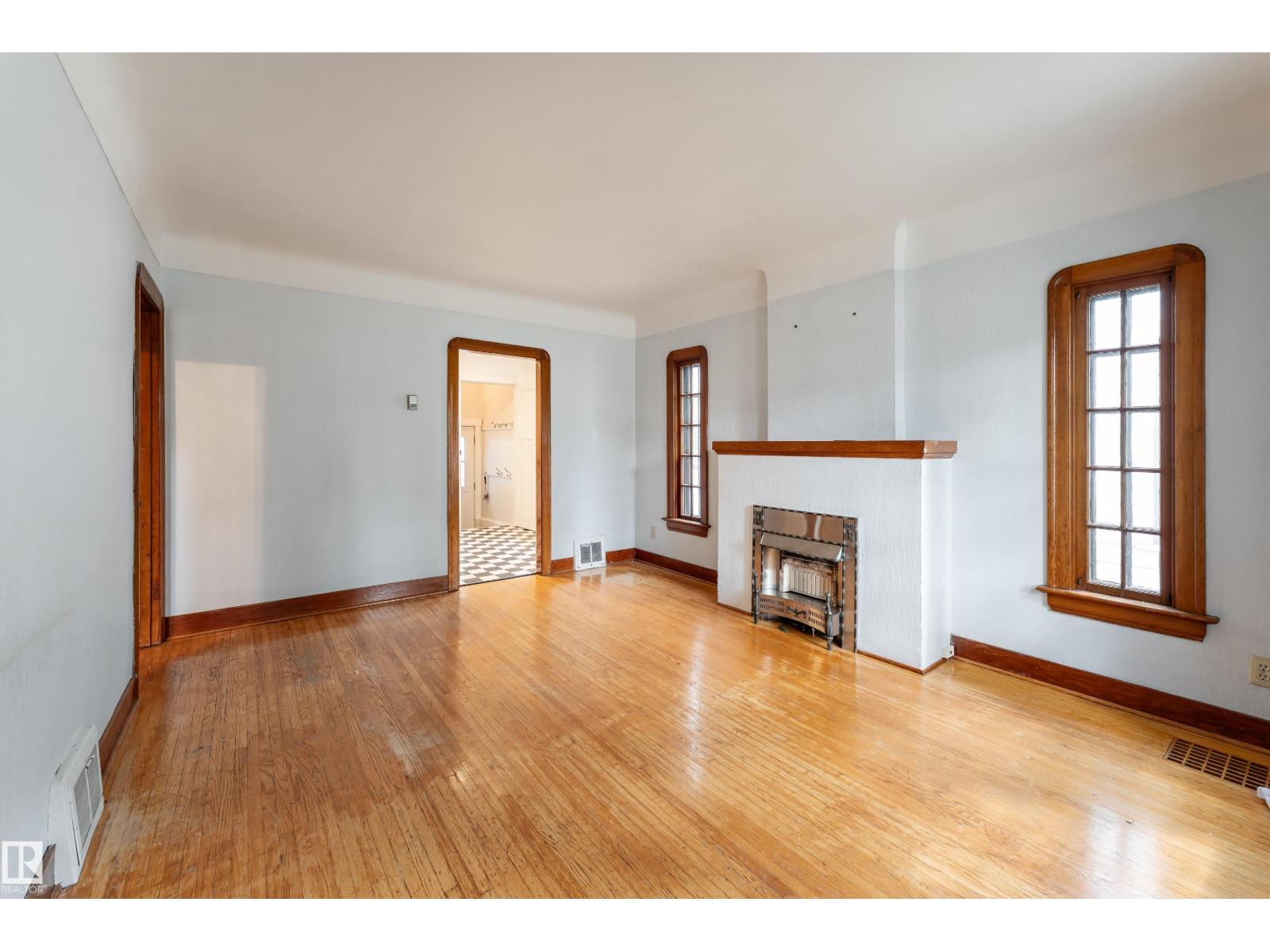 11112 81 AV NW - 5