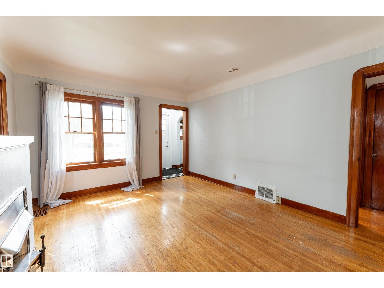 11112 81 AV NW - 9