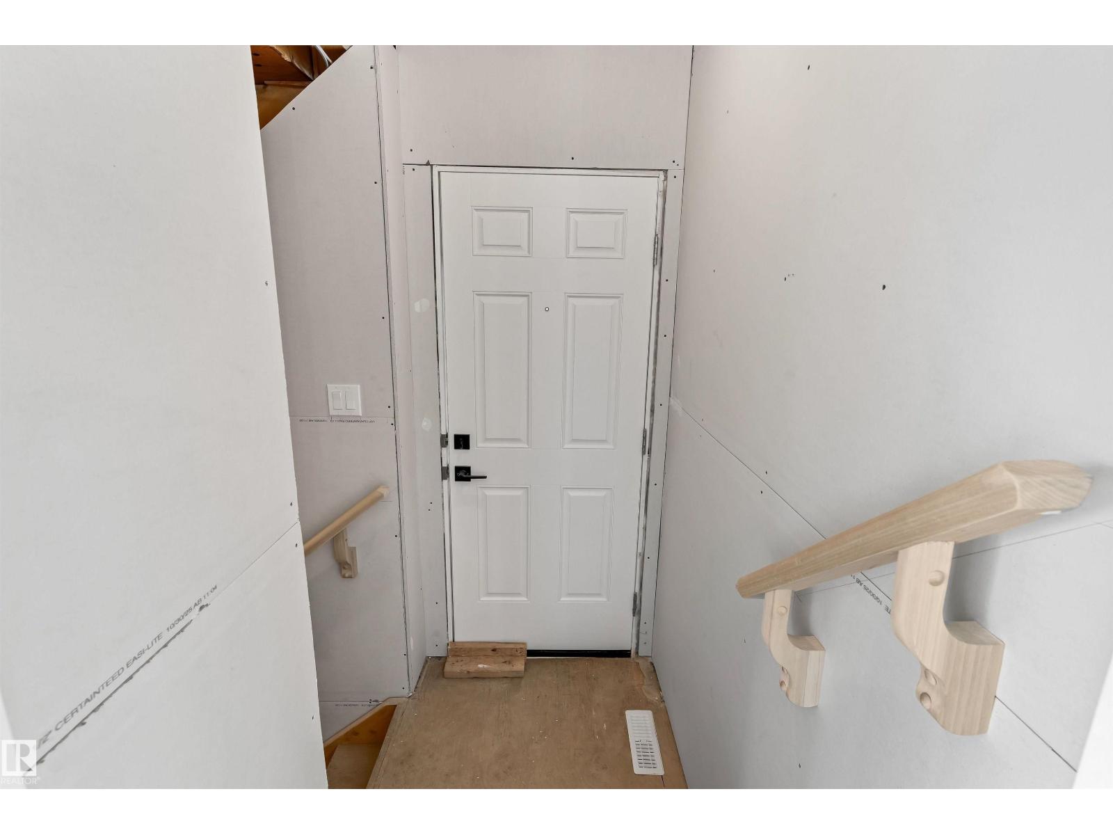 1216 MCLEOD AV - 34