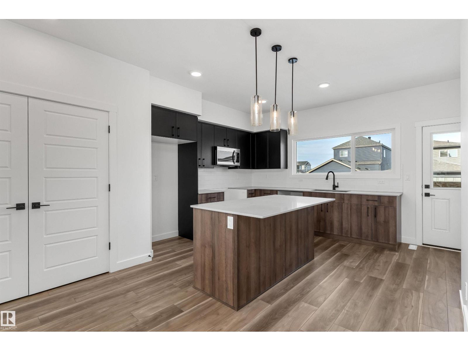 1216 MCLEOD AV - 10