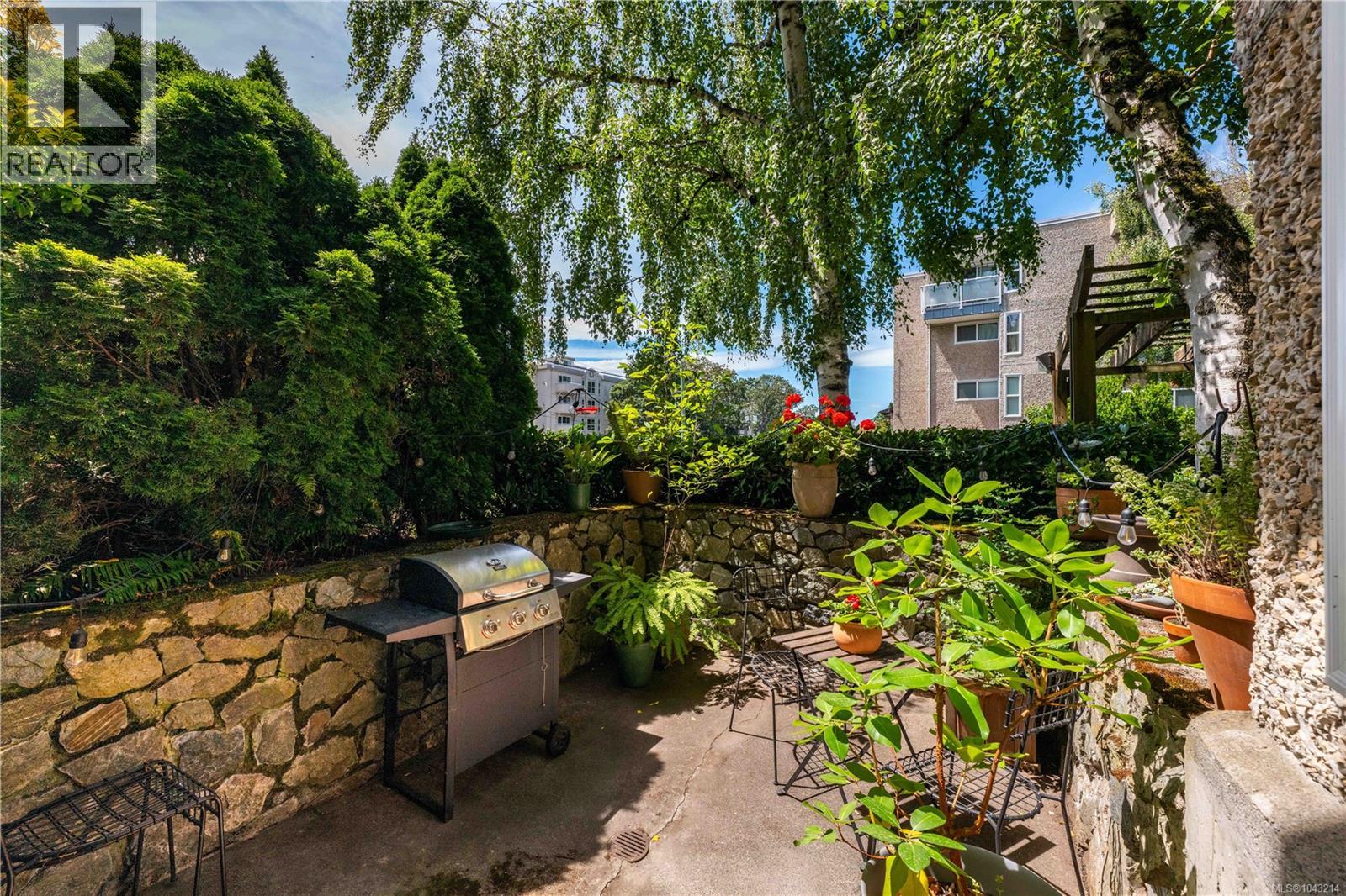 103 1366 Hillside Avenue, Victoria