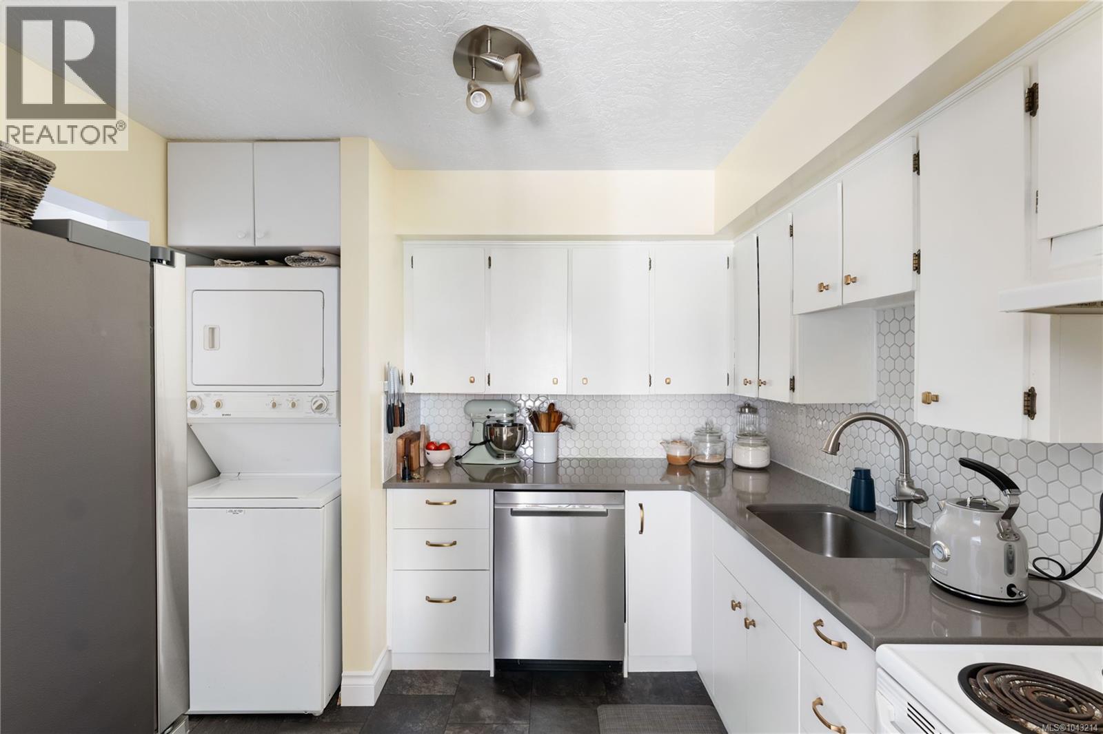 103 1366 Hillside Avenue, Victoria