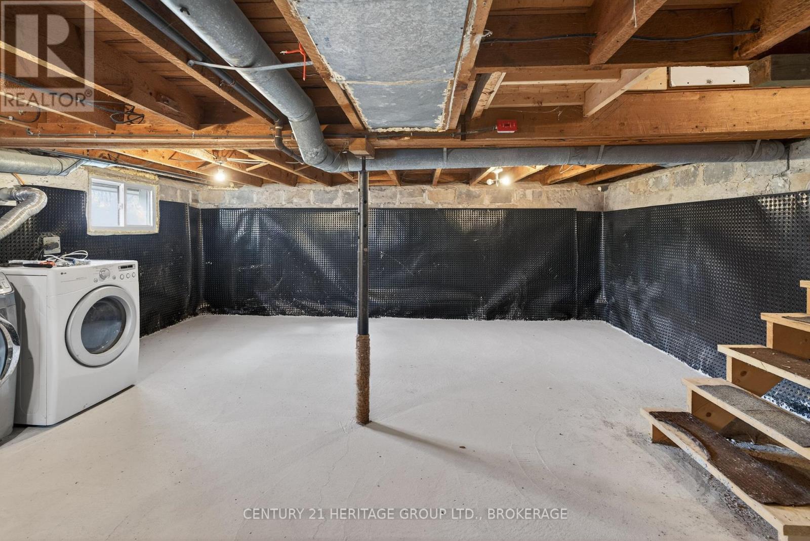 77 PORTSMOUTH AVENUE - 27