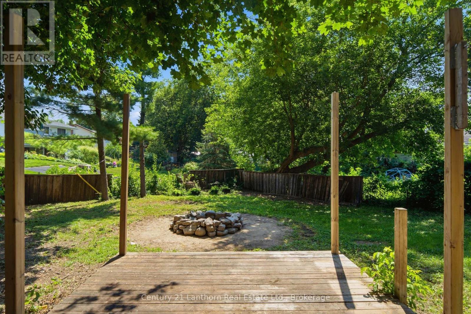 105 HUMEWOOD DRIVE - 36