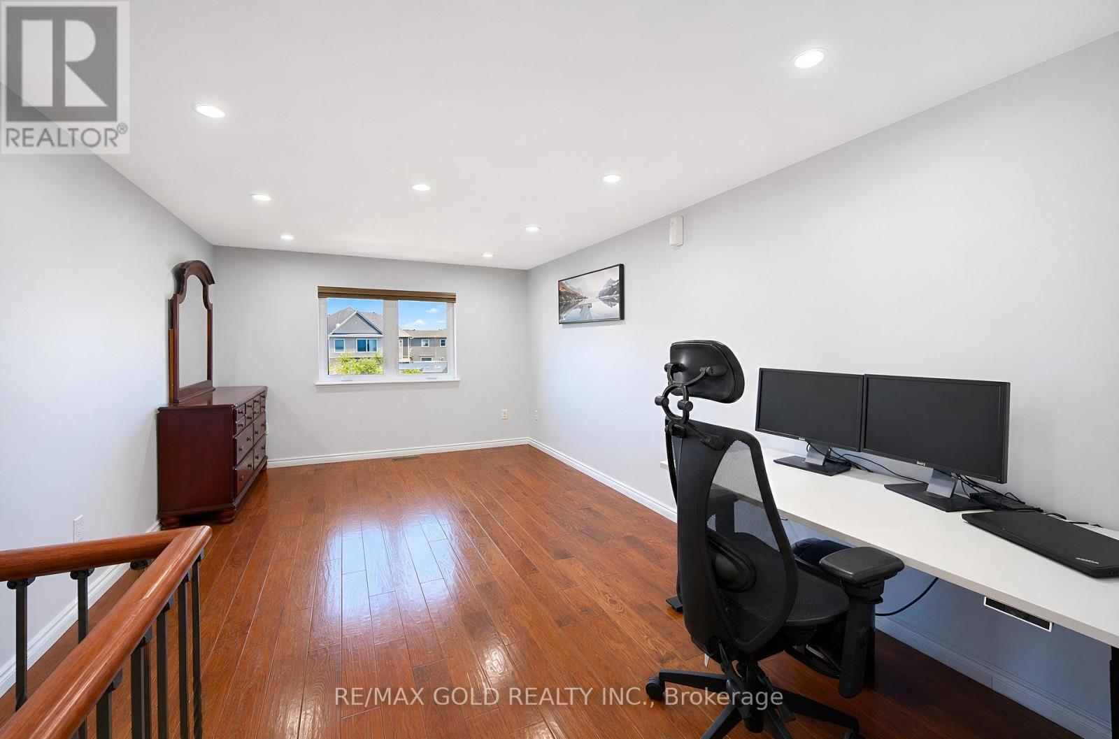 #53 80 STRATHAVEN DRIVE - 32