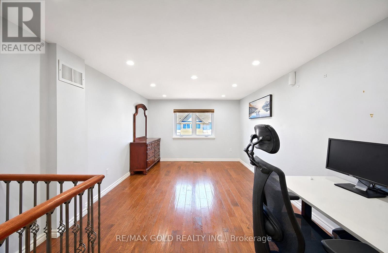 #53 80 STRATHAVEN DRIVE - 33