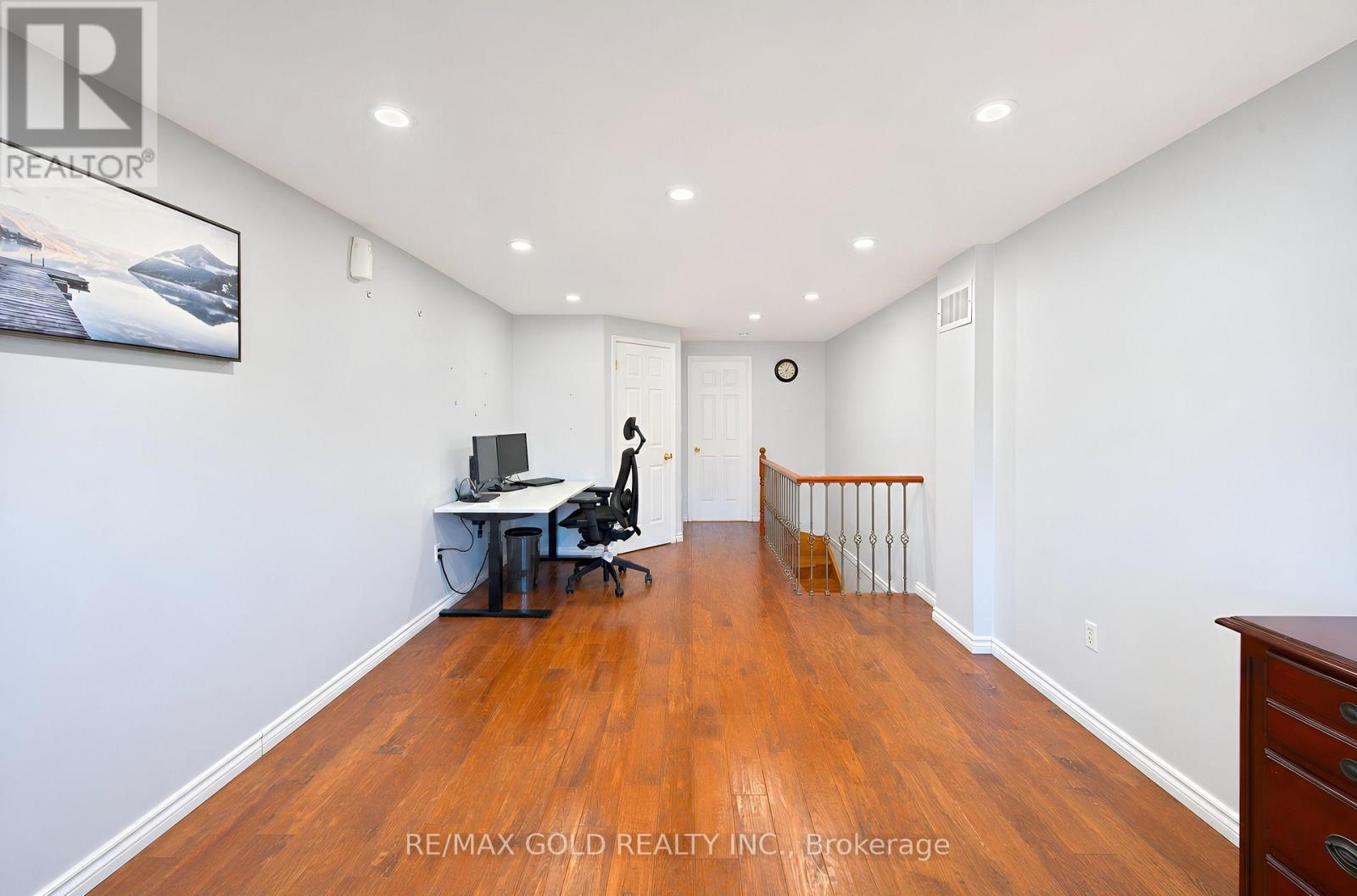 #53 80 STRATHAVEN DRIVE - 34