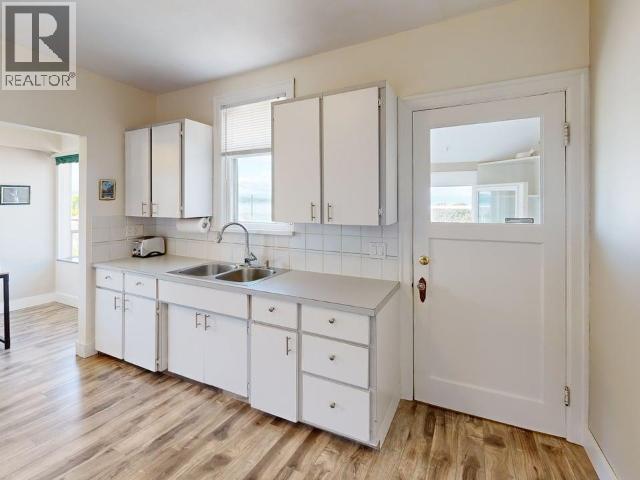 4439 OMINECA AVE - 17