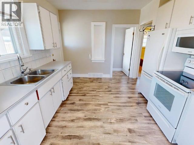 4439 OMINECA AVE - 16