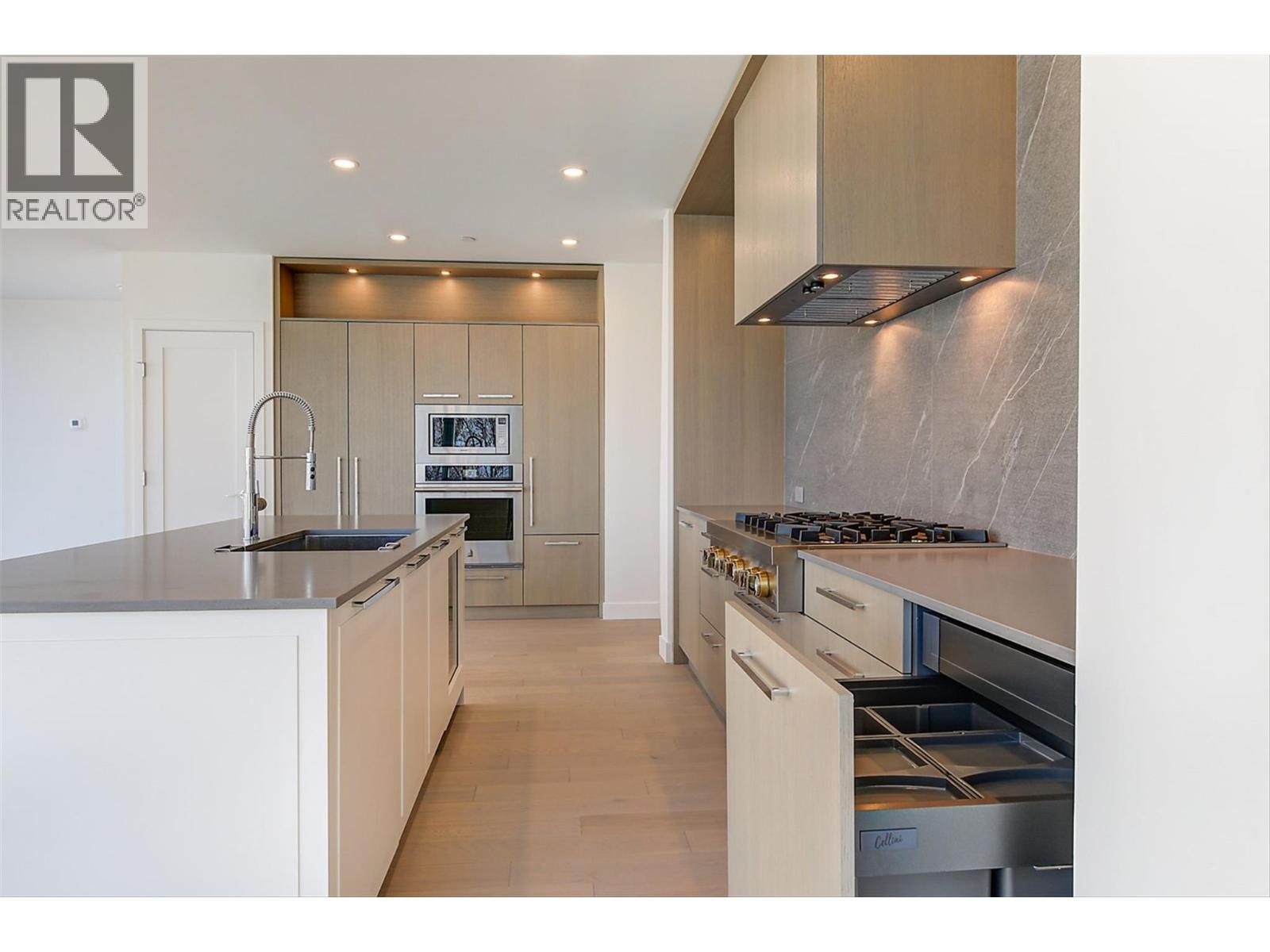 416 3389 Lakeshore Road, Kelowna