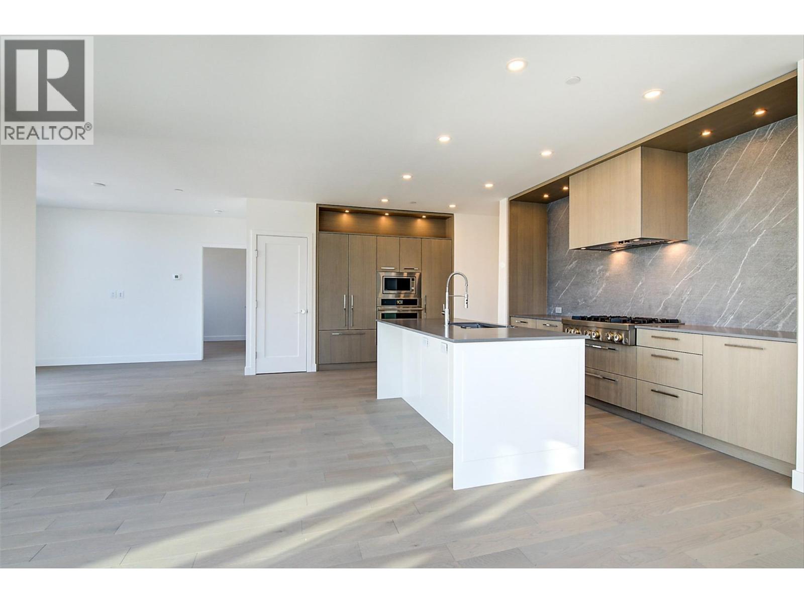 416 3389 Lakeshore Road, Kelowna