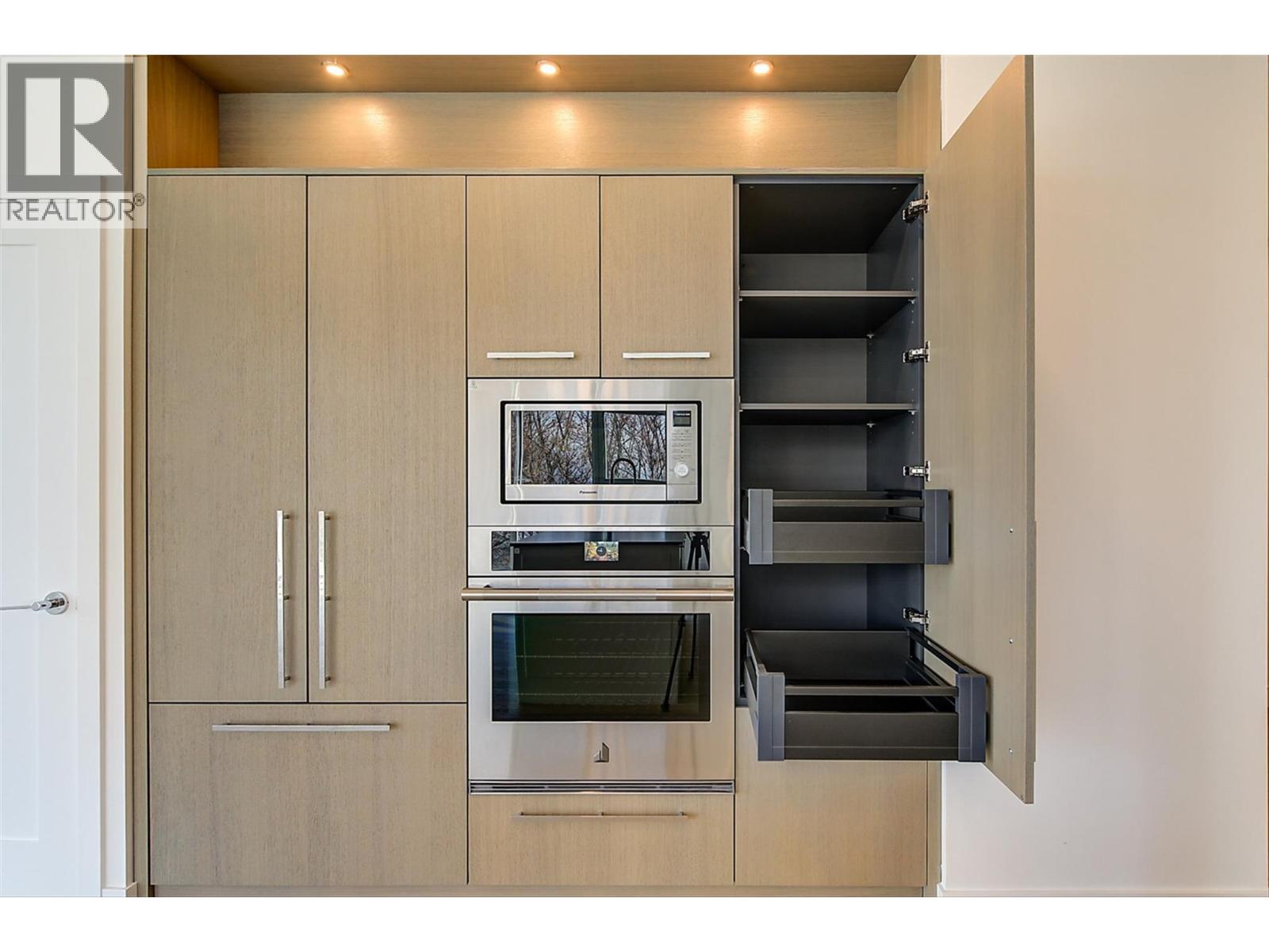 416 3389 Lakeshore Road, Kelowna