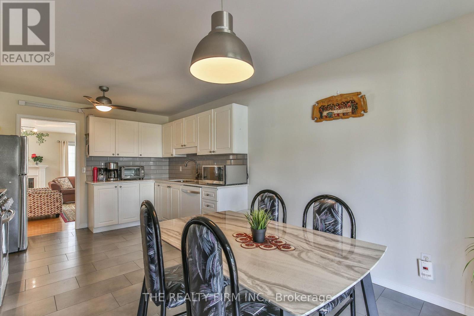 #11 100 STROUD CRESCENT - 17