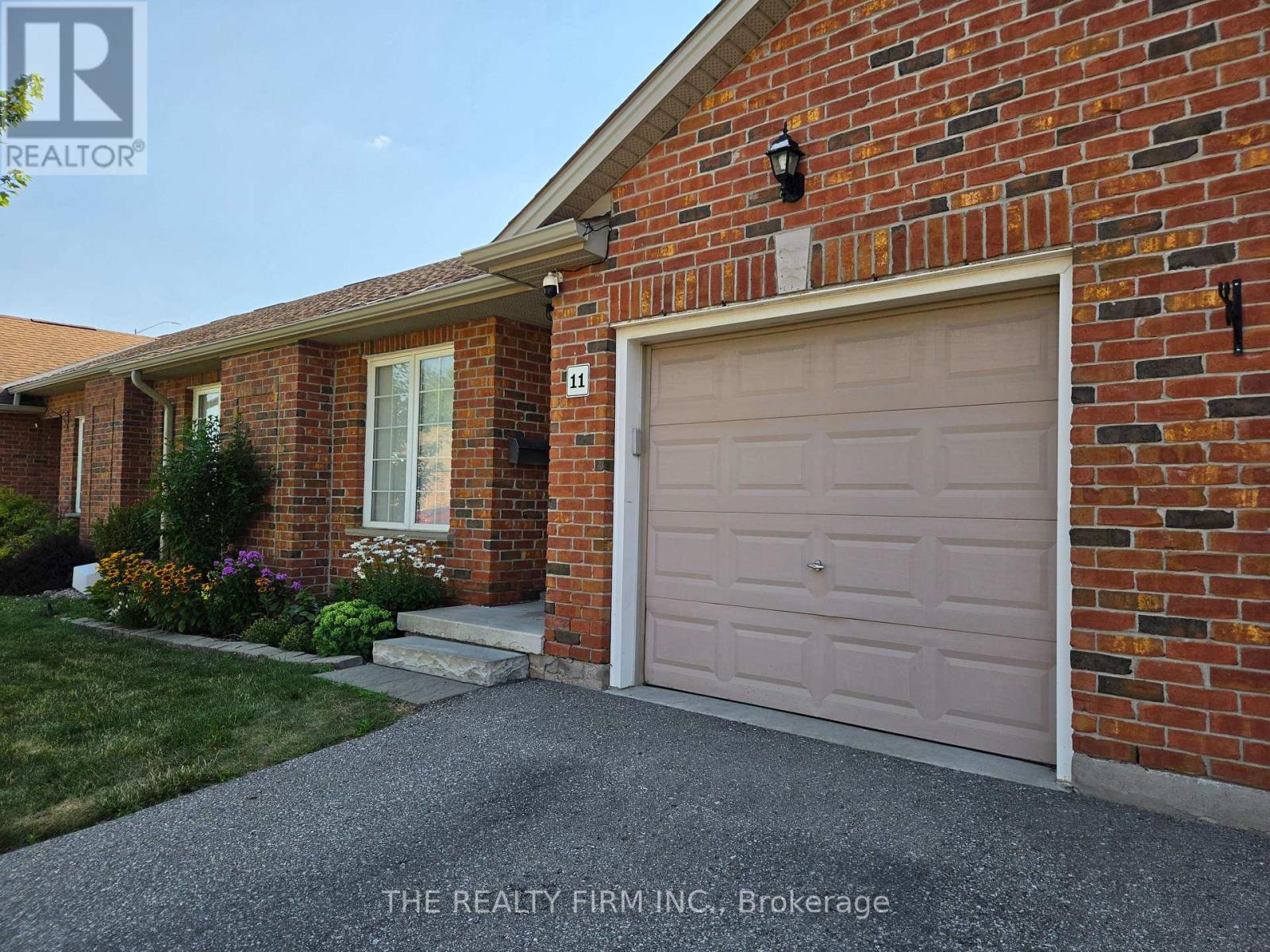 #11 100 STROUD CRESCENT - 1