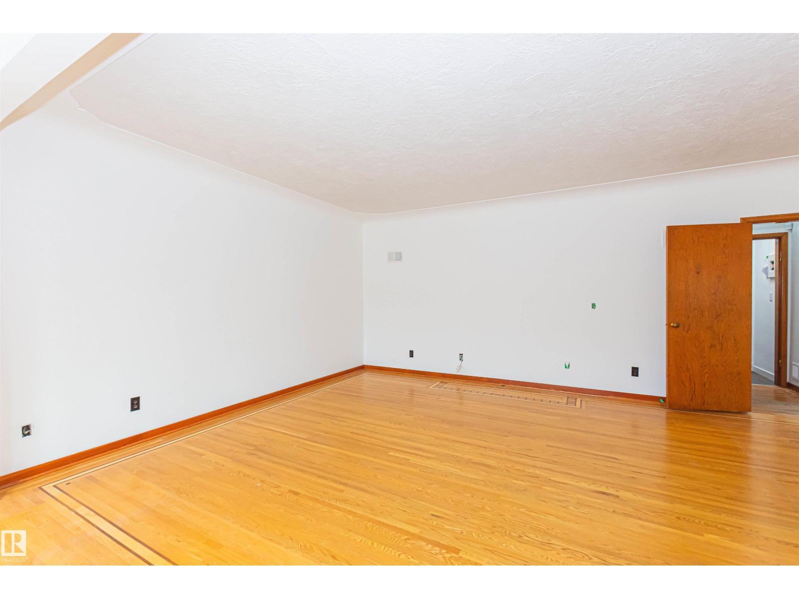 8935 120 ST NW - 8
