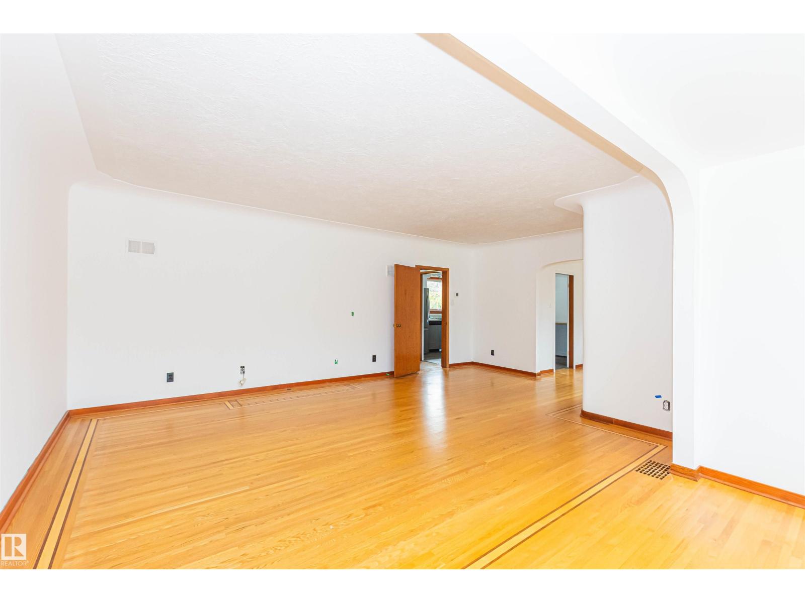 8935 120 ST NW - 7