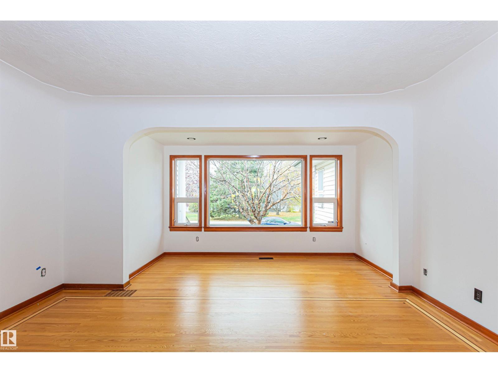 8935 120 ST NW - 9