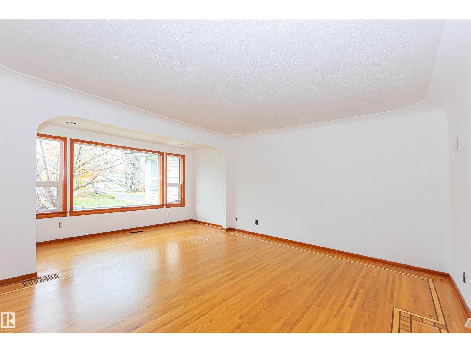 8935 120 ST NW - 4