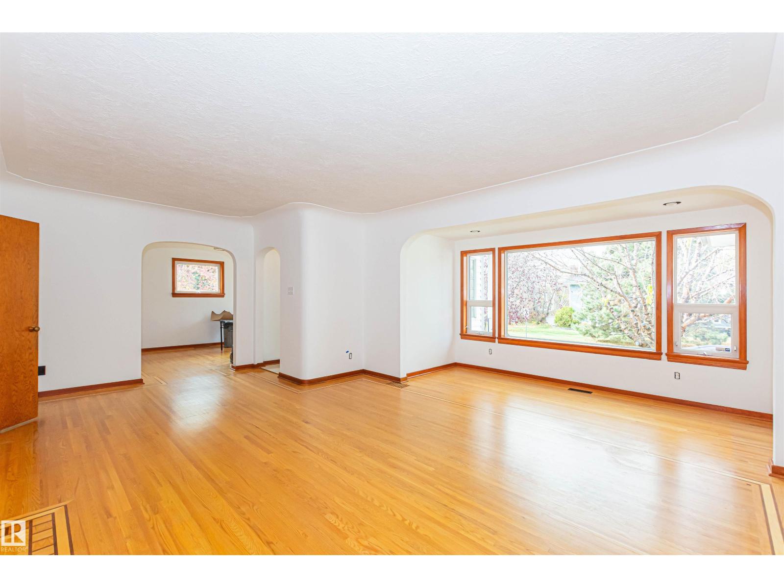 8935 120 ST NW - 3