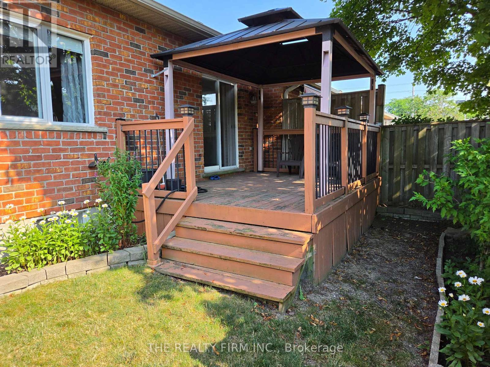#11 100 STROUD CRESCENT - 32