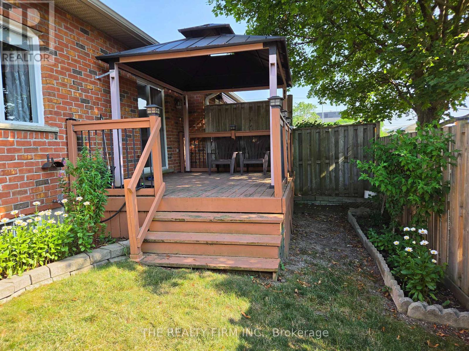 #11 100 STROUD CRESCENT - 33