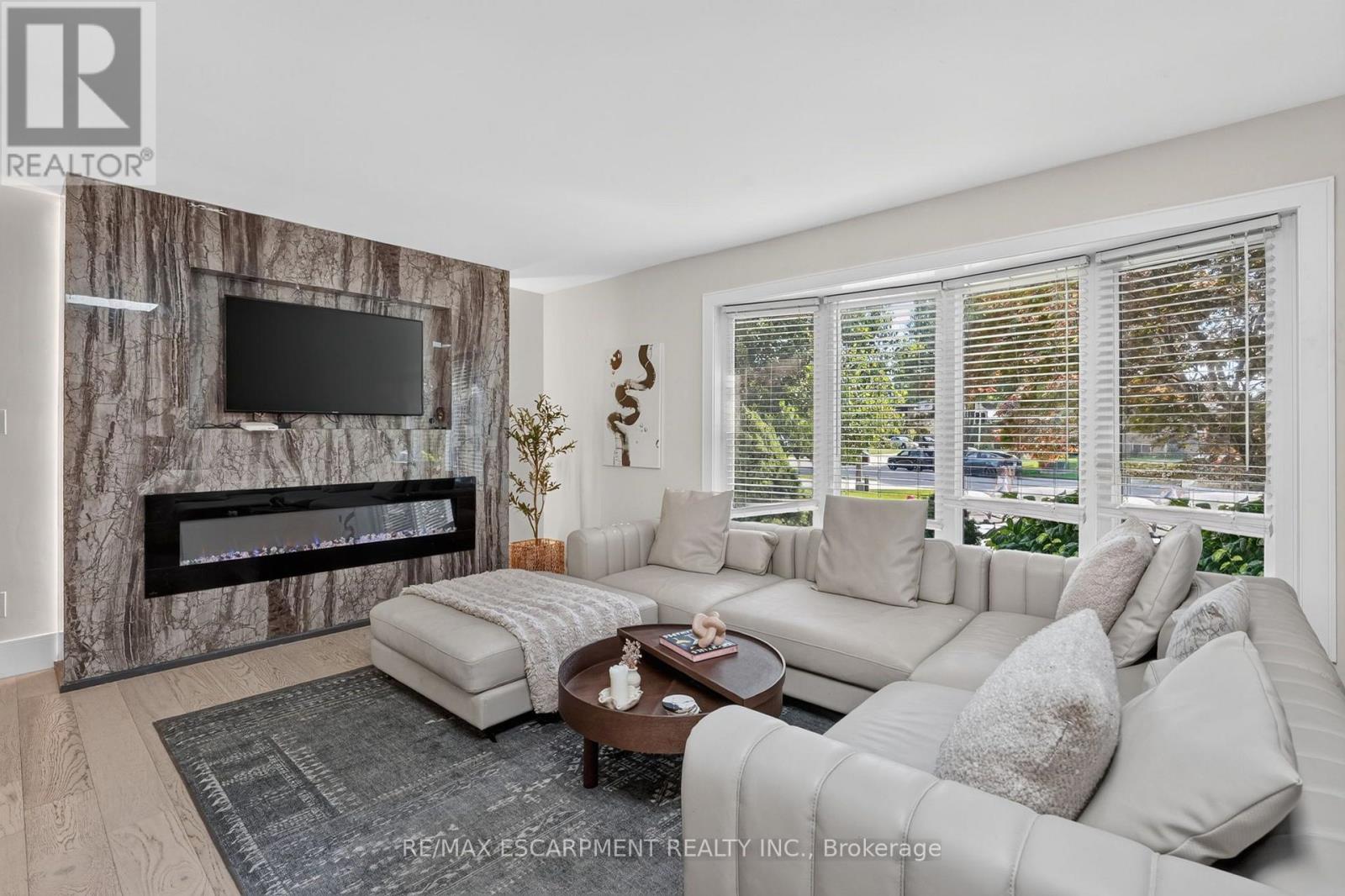 9 LESLIE DRIVE - 10
