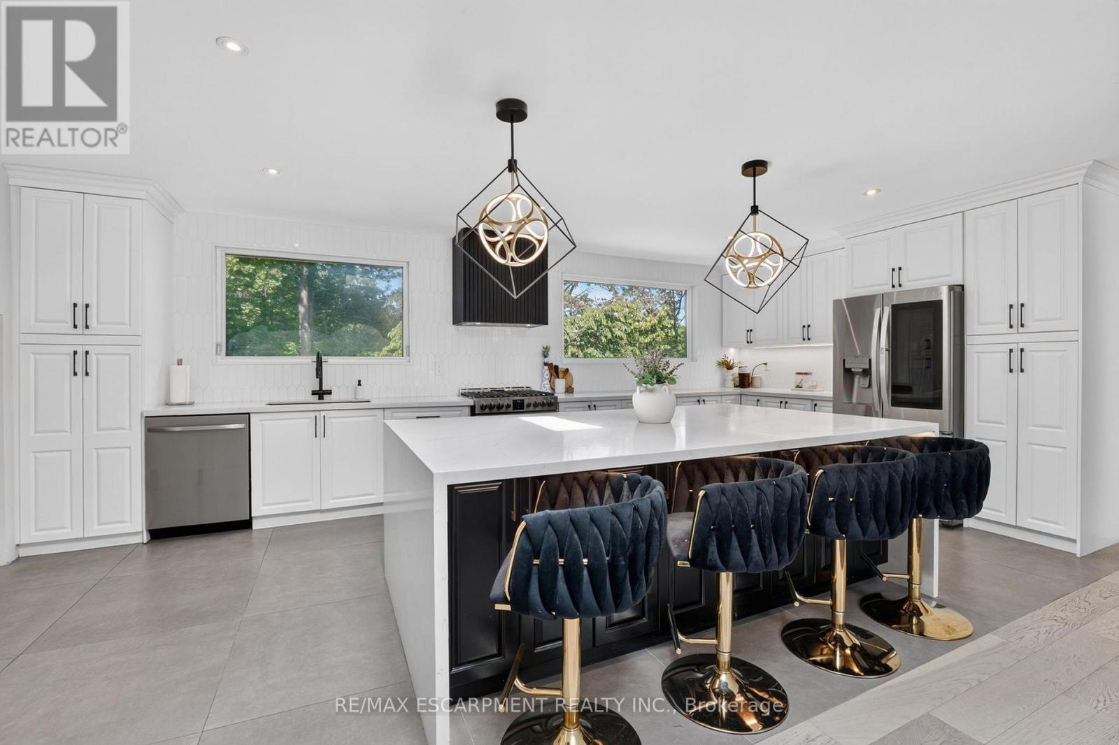 9 LESLIE DRIVE - 14