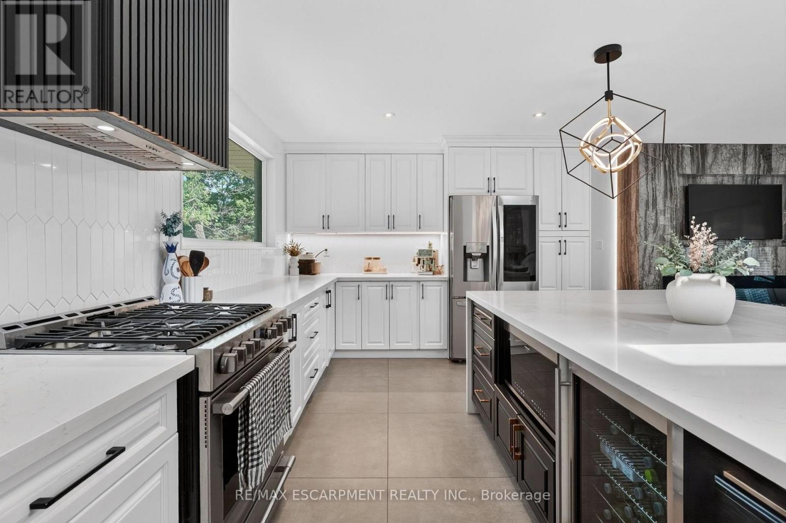 9 LESLIE DRIVE - 17