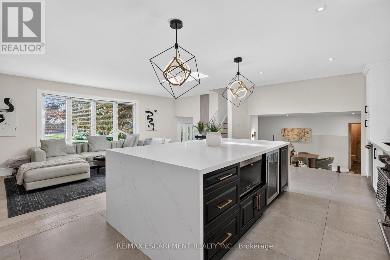 9 LESLIE DRIVE - 18