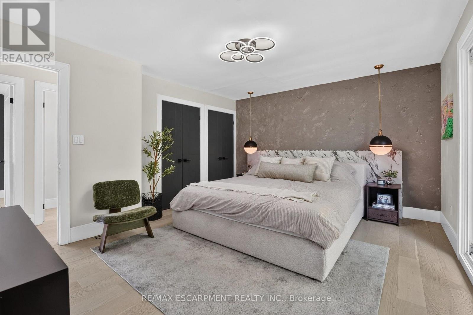 9 LESLIE DRIVE - 21