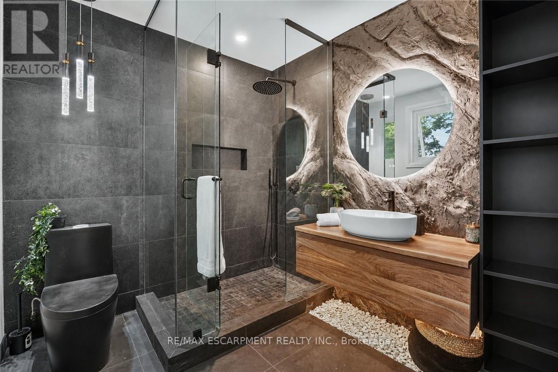 9 LESLIE DRIVE - 22