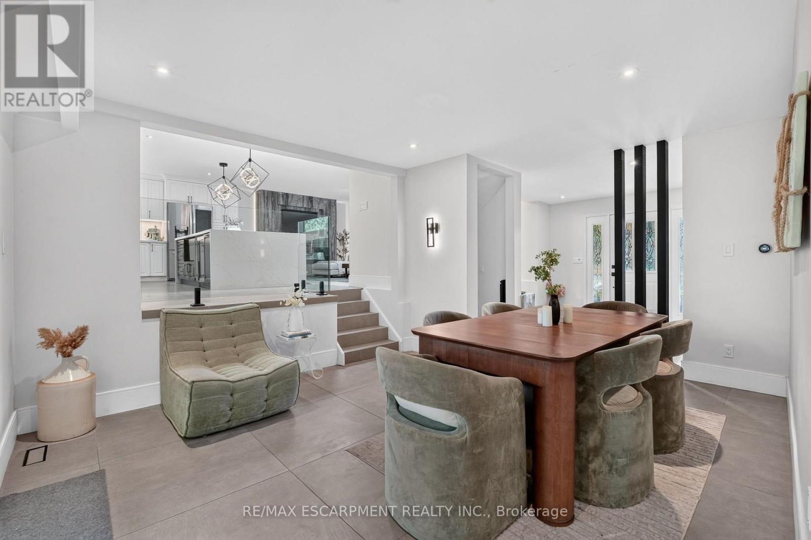 9 LESLIE DRIVE - 32