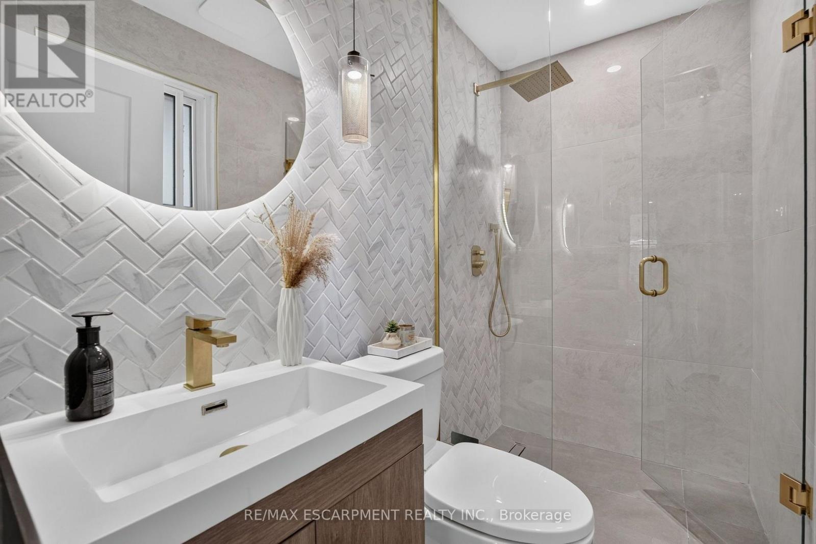 9 LESLIE DRIVE - 33