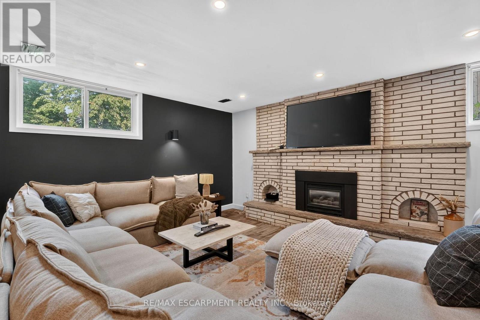 9 LESLIE DRIVE - 34