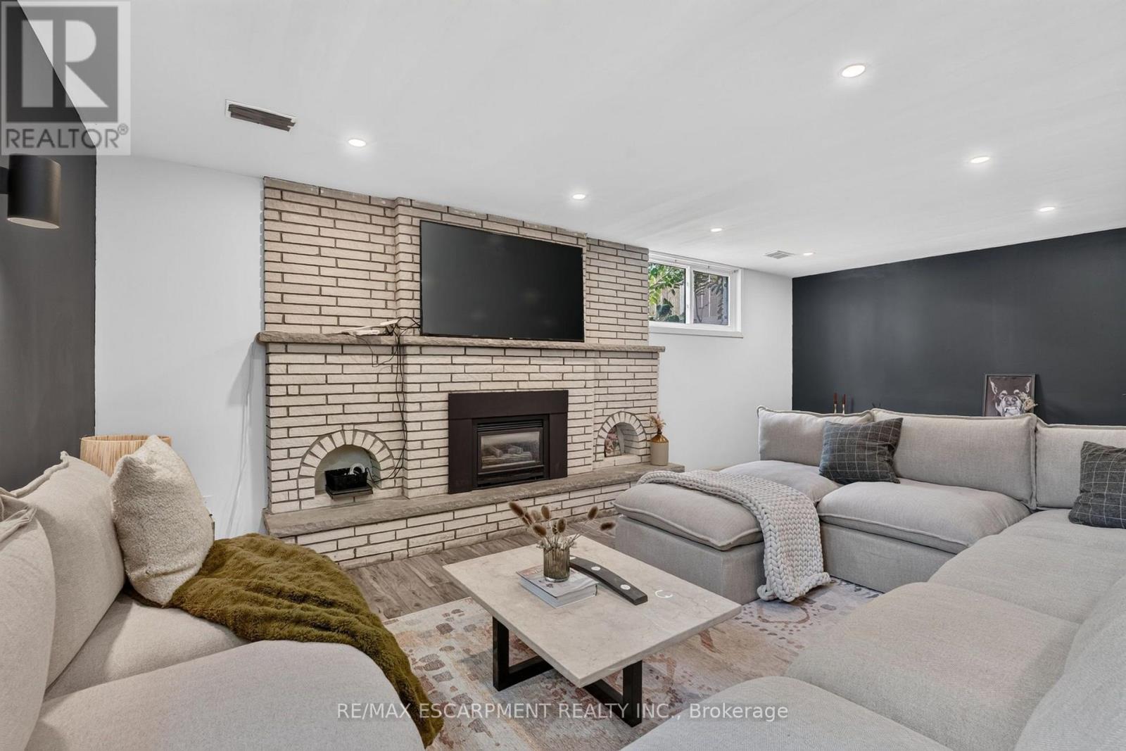 9 LESLIE DRIVE - 35