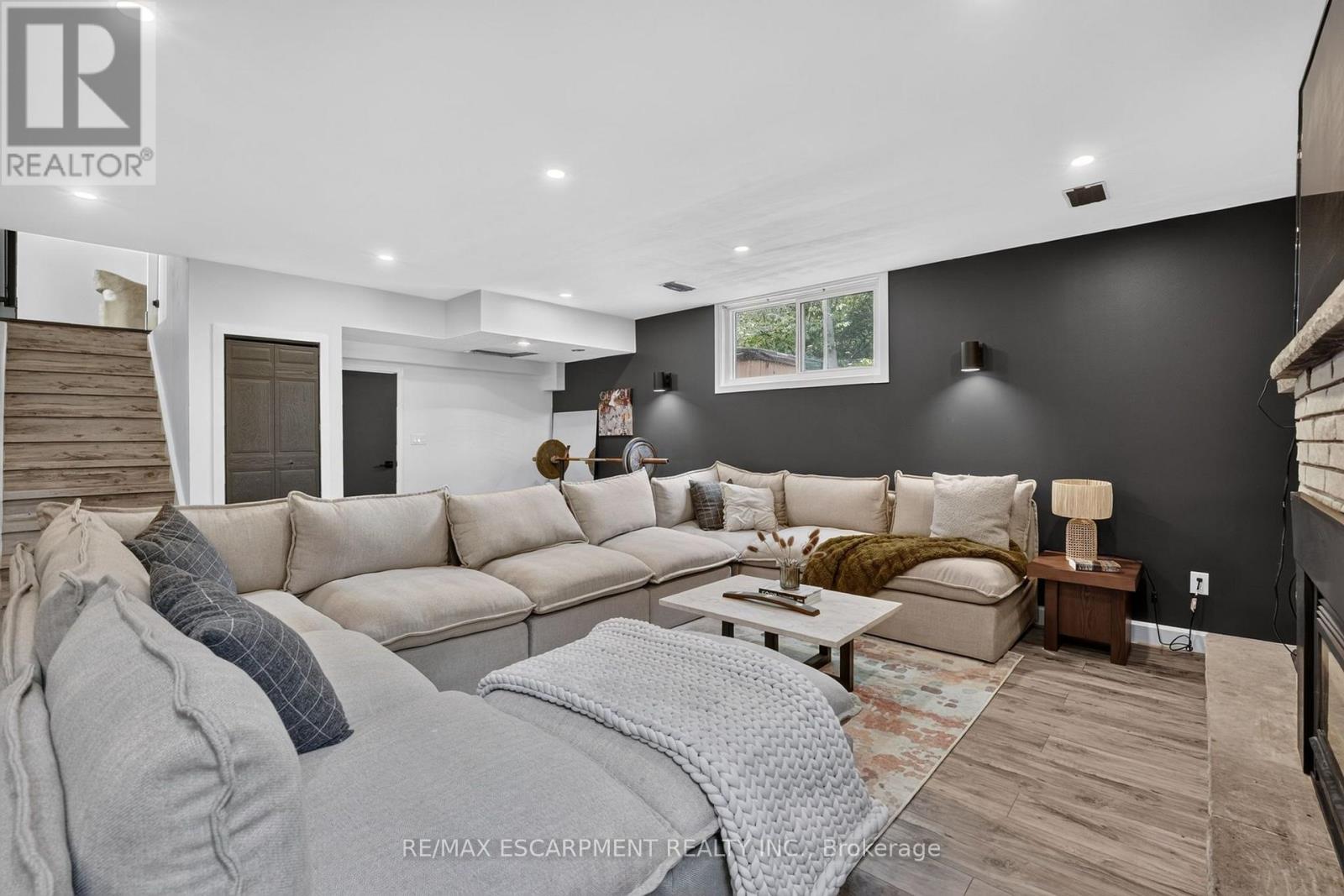 9 LESLIE DRIVE - 36