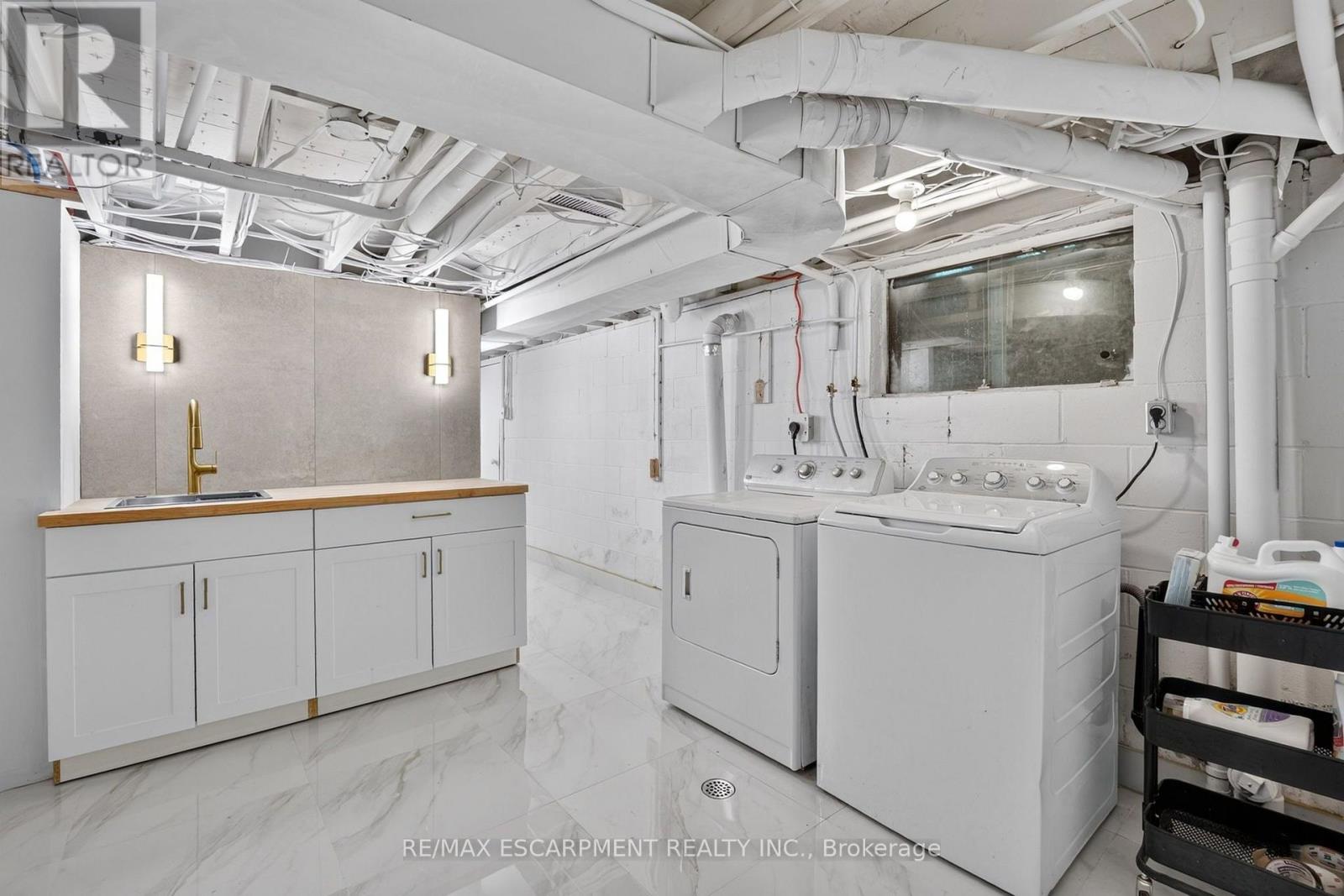 9 LESLIE DRIVE - 37