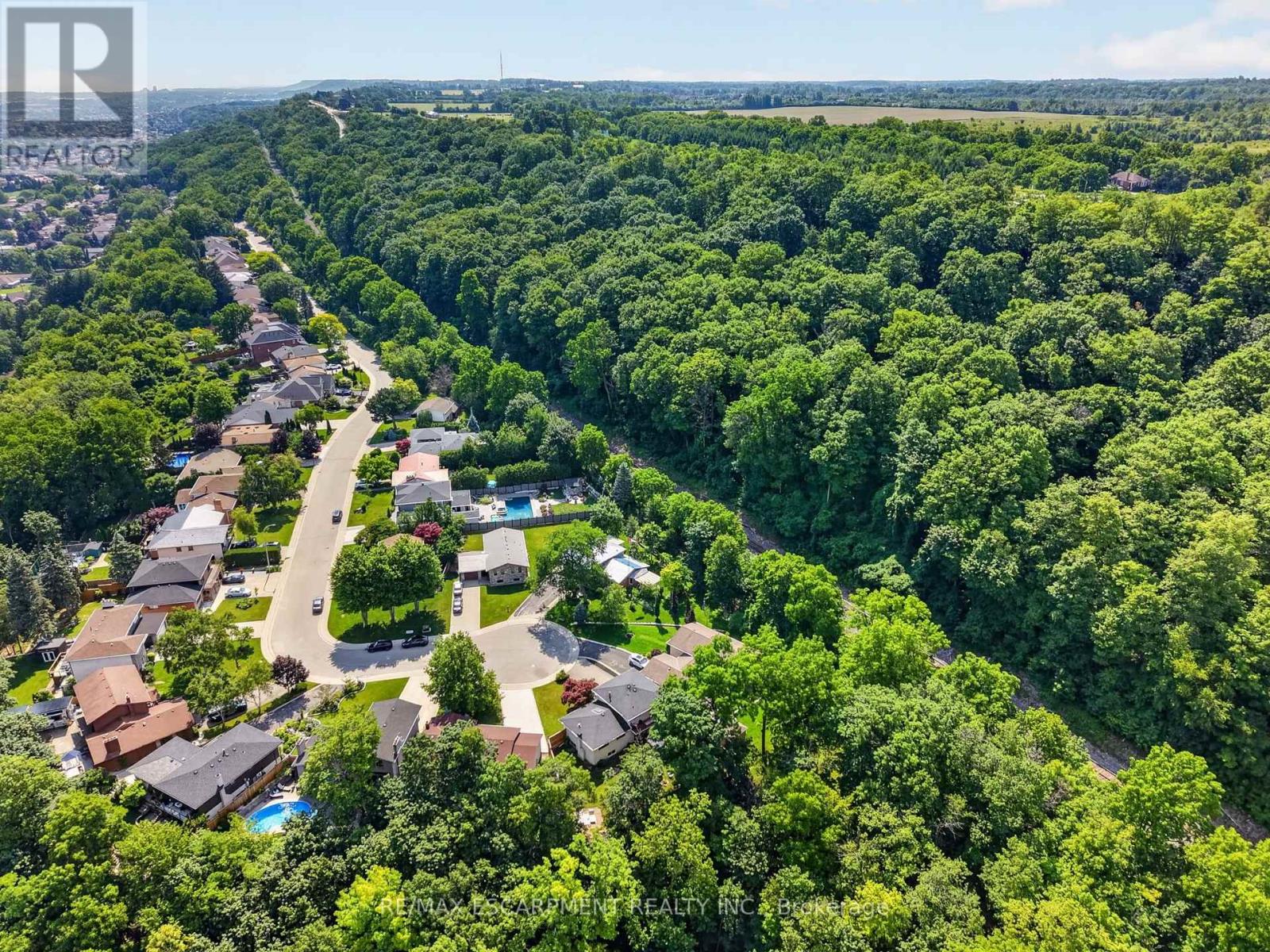 9 LESLIE DRIVE - 6