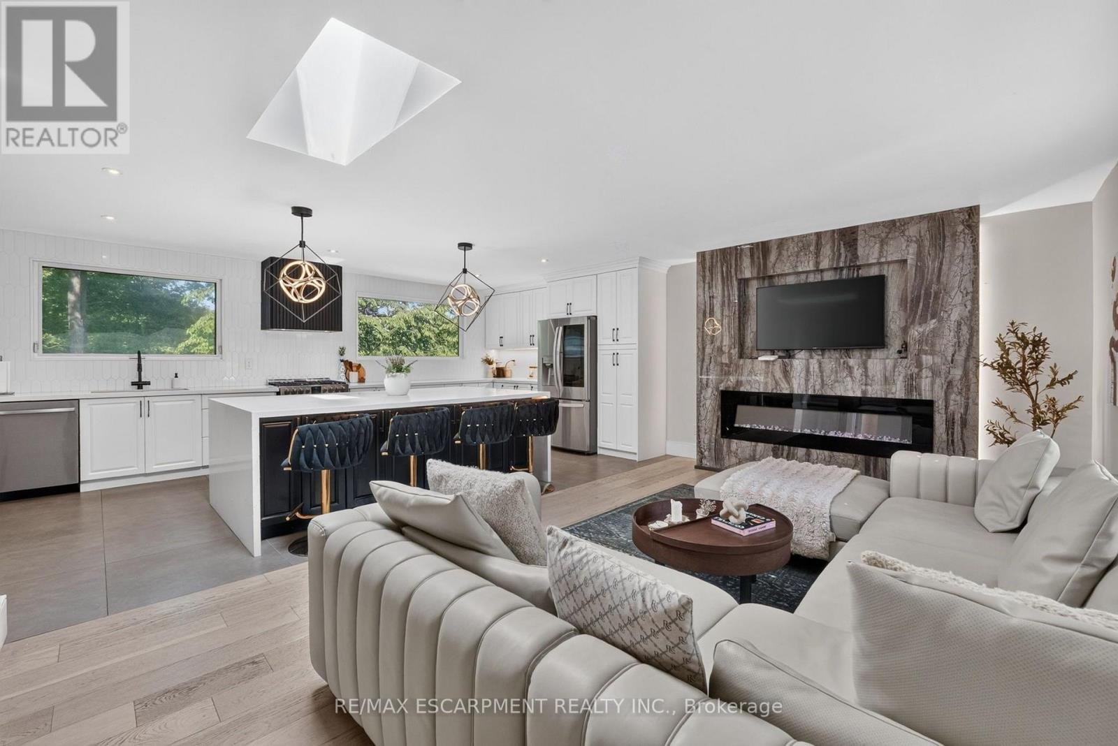 9 LESLIE DRIVE - 8